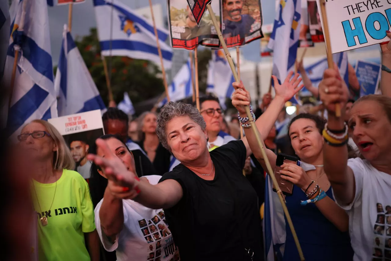 Tel Aviv (Israel), 13/10/2025.- Israelis celebrate prior to the scheduled release of hostages held by Hamas, at Hostage Square in Tel Aviv, Israel, 13 October 2025. As part of the ceasefire agreement between Israel and Hamas, some 20 Israeli captives and around 2,000 Palestinian prisoners are scheduled to be released on 13 October. EFE/EPA/STRINGER
