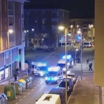 Hainbat pertsona zauritu dira eta bat atxilotu dute ostiral honetan Donostiako Intxaurrondo auzoan izandako istiluetan, Voxek antolatutako karparen aurkako protestan.

Dozenaka herritar bildu dira alderdi ultraeskuindarrak Sagastieder plazan antolatutako ekitaldiaren aurka, eta protesta egin dute eta istiluak sortu dira Ertzaintzaren dispositibo handi baten aurrean.