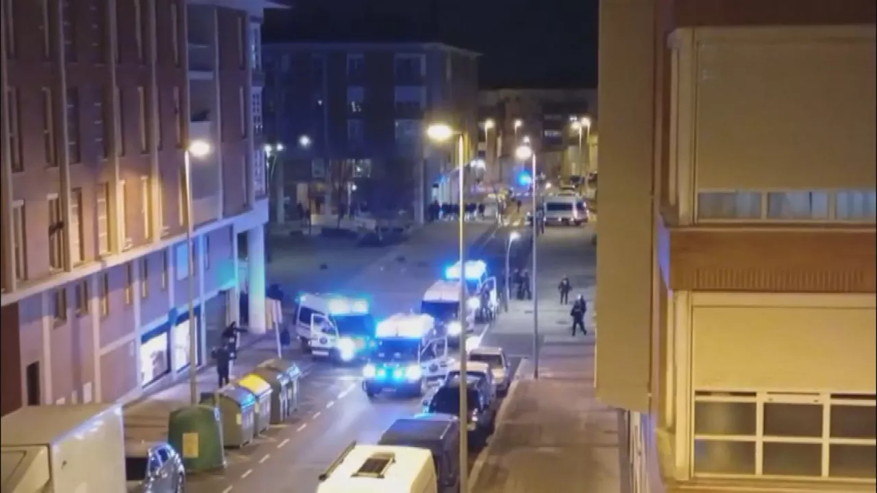 Hainbat pertsona zauritu dira eta bat atxilotu dute ostiral honetan Donostiako Intxaurrondo auzoan izandako istiluetan, Voxek antolatutako karparen aurkako protestan.

Dozenaka herritar bildu dira alderdi ultraeskuindarrak Sagastieder plazan antolatutako ekitaldiaren aurka, eta protesta egin dute eta istiluak sortu dira Ertzaintzaren dispositibo handi baten aurrean.