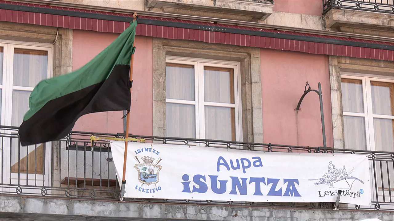 Isuntza-Lekittarra-emakumezkoen-traineruaren-historian-lehen-bandera