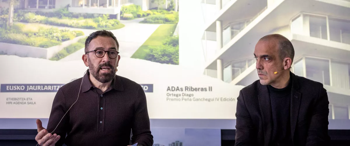 SAN SEBASTIÁN, 06/02/2026.- El consejero de Vivienda y Agenda Urbana, Denis Itxaso (2i), ha presentado este viernes el proyecto de alojamientos dotacionales de Riberas de Loiola tras el anuncio realizado por el lehendakari, Imanol Paradales, y el alcalde de la ciudad, Jon Insausti. Un gran parque urbano, polideportivo, casa de cultura y ambulatorio son algunas de las prioridades de la ciudadanía para la futura transformación urbana de la Playa de Vías, en la zona Amara-Easo de San Sebastián. EFE/Javier Etxezarreta
