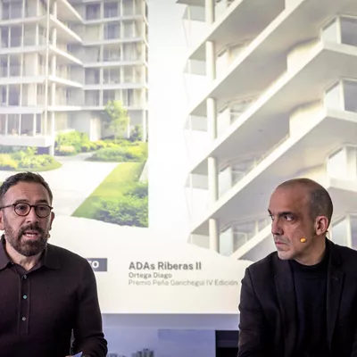 SAN SEBASTIÁN, 06/02/2026.- El consejero de Vivienda y Agenda Urbana, Denis Itxaso (2i), ha presentado este viernes el proyecto de alojamientos dotacionales de Riberas de Loiola tras el anuncio realizado por el lehendakari, Imanol Paradales, y el alcalde de la ciudad, Jon Insausti. Un gran parque urbano, polideportivo, casa de cultura y ambulatorio son algunas de las prioridades de la ciudadanía para la futura transformación urbana de la Playa de Vías, en la zona Amara-Easo de San Sebastián. EFE/Javier Etxezarreta
