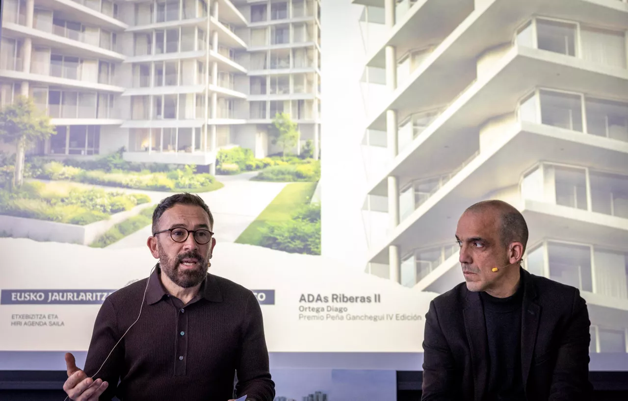SAN SEBASTIÁN, 06/02/2026.- El consejero de Vivienda y Agenda Urbana, Denis Itxaso (2i), ha presentado este viernes el proyecto de alojamientos dotacionales de Riberas de Loiola tras el anuncio realizado por el lehendakari, Imanol Paradales, y el alcalde de la ciudad, Jon Insausti. Un gran parque urbano, polideportivo, casa de cultura y ambulatorio son algunas de las prioridades de la ciudadanía para la futura transformación urbana de la Playa de Vías, en la zona Amara-Easo de San Sebastián. EFE/Javier Etxezarreta

