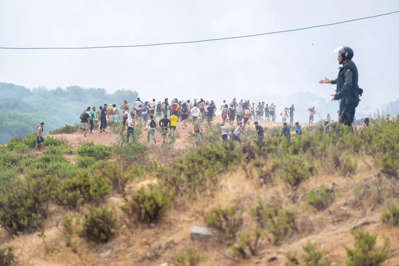 FNIDEQ (Morocco), 31/07/2026.- Young men who returned from Spain gather at the Bab Sebta border crossing near Fnideq, Morocco, 31 July 2026. The unrest erupted as thousands gathered near the border, some attempted to cross into Ceuta and clashed with Moroccan security forces. (Marruecos, España) EFE/EPA/JALAL MORCHIDI
