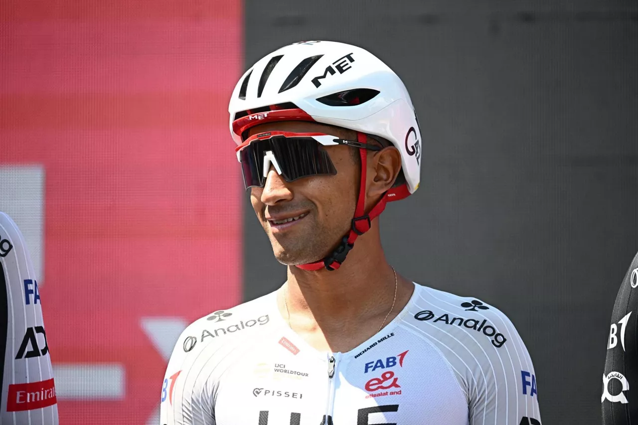 ALESSANDRIA (Italy), 22/05/2026.- Ecuadorian rider Jhonatan Narvaez of team UAE Team Emirates XRG signs in ahead of the 13th stage of the Giro d'Italia over 189km from Alessandria to Verbania, Italy, 22 May 2026. (Ciclismo, Italia) EFE/EPA/LUCA ZENNARO
