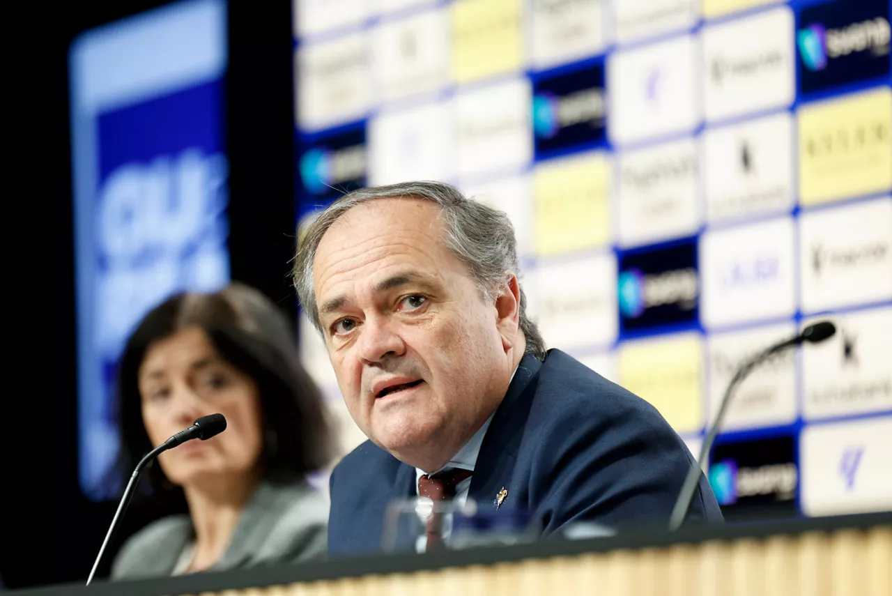 GRAFCAV979. SAN SEBASTIÁN (ESPAÑA), 13/03/2026.- El presidente de la Real Sociedad, Jokin Aperribay (d), informa este viernes en San Sebastián sobre las entradas para el partido de la final de la Copa del Rey que disputarán la Real Sociedad y el Atlético de Madrid el 18 de abril en Sevilla. EFE/Juan Herrero.
