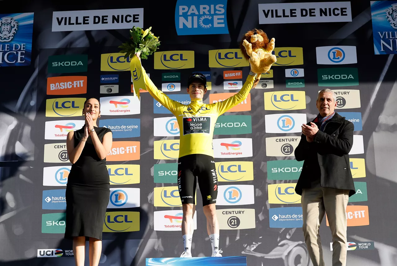 NICE (France), 15/03/2026.- Danish rider Jonas Vingegaard of Team Visma-Lease celebrates on the podium wearing the overall leader's yellow jersey after the eighth and final stage of the Paris-Nice cycling race over 129.2km from Nice to Nice, France, 15 March 2026. (Ciclismo, Francia, Niza) EFE/EPA/SEBASTIEN NOGIER
