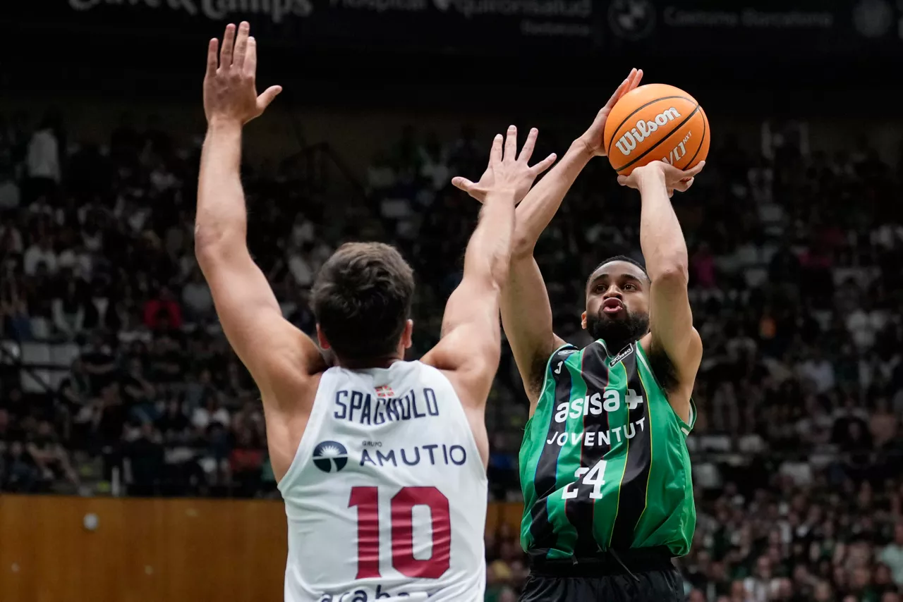 BADALONA (BARCELONA), 05/06/2026.- El base del Joventut Cameron Hunt (d) lanza a canasta ante Matteo Spagnolo, del Baskonia, durante el segundo partido del play off de cuartos de final de Liga Endesa entre el Joventut y el  Kosner Baskonia, este viernes en el Olimpic de Badalona. EFE/Alejandro García
