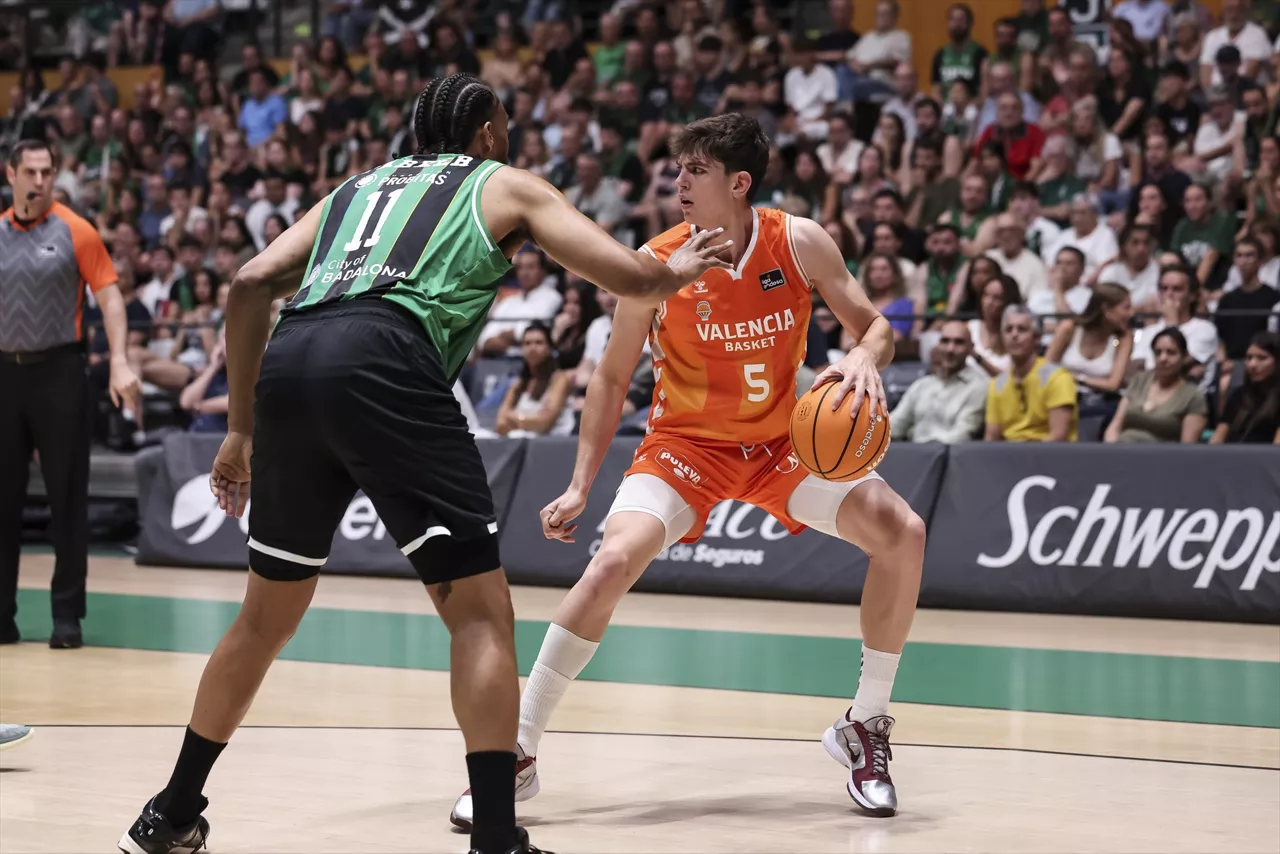 Sergio de Larrea of Valencia Basket in action during the Spanish League, Liga ACB Endesa, basketball Semi Final Game 3 match played between Asisa Joventut and Valencia Basket at Olimpic Arena on June 14, 2026 in Badalona, Spain.



Javier Borrego / AFP7 / Europa Press

14/6/2026 ONLY FOR USE IN SPAIN