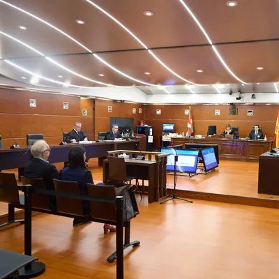 VITORIA, 20/10/2026.- Un momento del juicio en la Audiencia de Álava donde acoge el juicio contra los dos acusados, un médico y una opositora, por la posible filtración de exámenes en la prueba de cirugía plástica de la OPE de Osakidetza 2016-2017. EFE/L. Rico
