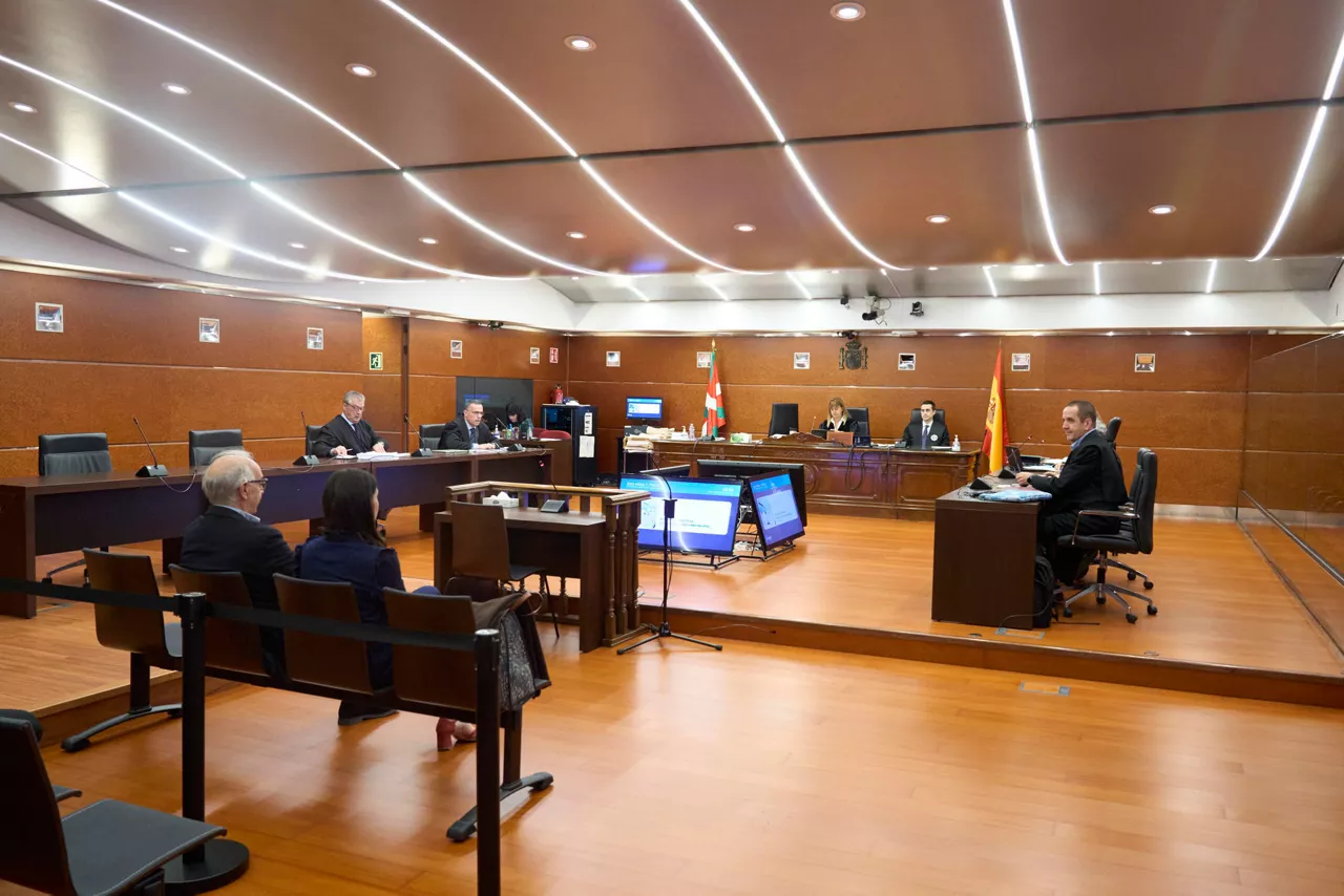 VITORIA, 20/10/2026.- Un momento del juicio en la Audiencia de Álava donde acoge el juicio contra los dos acusados, un médico y una opositora, por la posible filtración de exámenes en la prueba de cirugía plástica de la OPE de Osakidetza 2016-2017. EFE/L. Rico
