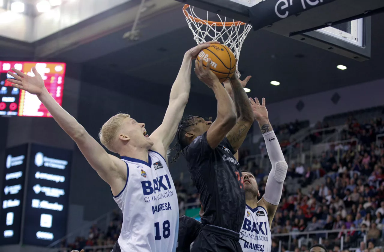 Gustav Knudsen eta Jassel Perez, Endesa Ligako partida batean