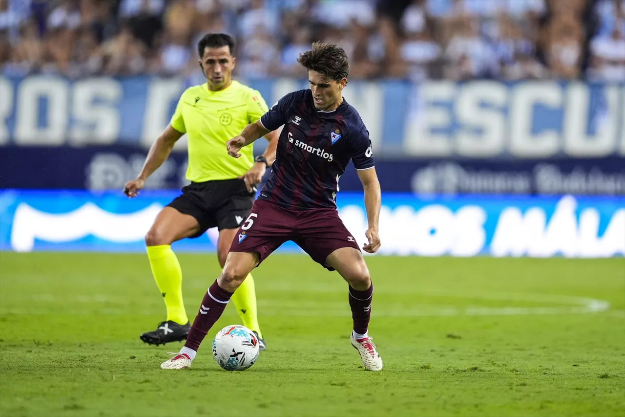 (Foto de ARCHIVO)

Javi Martinez of SD Eibar in action during the Spanish league, LaLiga Hypermotion, football match played between Malaga CF and SD Eibar at La Rosaleda stadium on August 16, 2025, in Malaga, Spain.



Joaquin Corchero / AFP7 / Europa Press

16/8/2025 ONLY FOR USE IN SPAIN