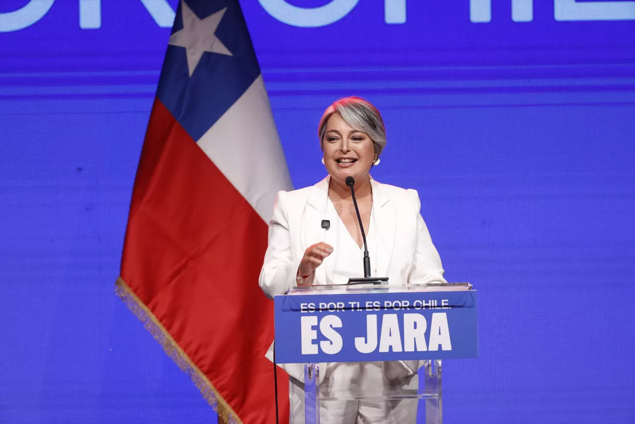 AME9776. SANTIAGO (CHILE), 16/11/2025.- La candidata a la Presidencia de Chile por el partido Unidad por Chile, Jeannette Jara, habla tras conocer los resultados de las elecciones este domingo, en Santiago (Chile). La izquierdista Jeannette Jara, que se impuso en primera vuelta por muy poco margen al ultraderechista José Antonio Kast, dijo que Chile es un país "con mucho futuro y esperanza" y pidió cuidar la democracia para no ponerla "en riesgo" de cara a la segunda vuelta del 14 de diciembre. EFE/ Elvis Gonzalez
