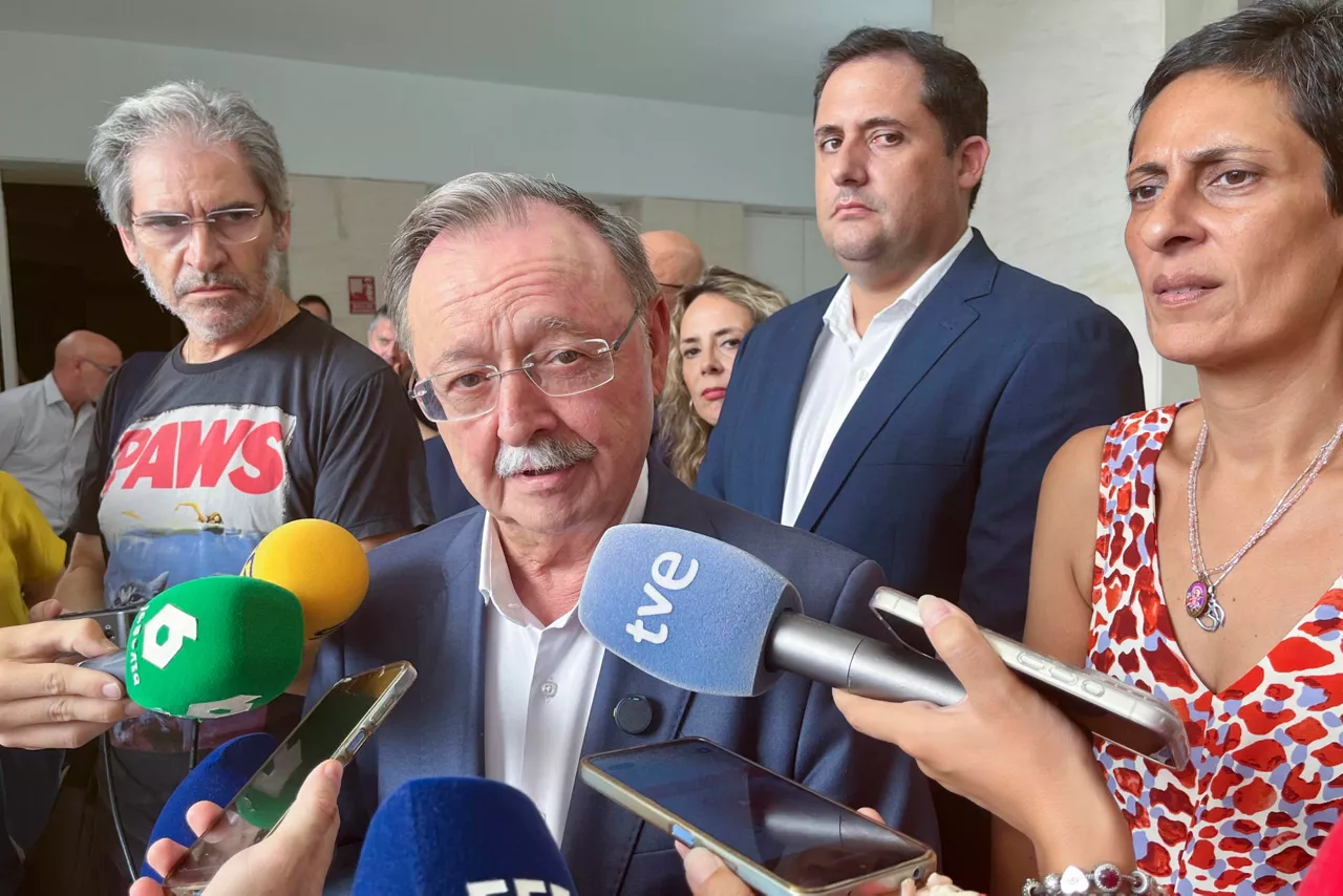 CEUTA, 08/08/2026.-Juan Jesús Vivas, presidente de la Ciudad Autónoma de Ceuta, realiza declaraciones tras reunirse con la ministra de Juventud e Infancia, Sira Rego. Más de 1.300 menores permanecen en Ceuta nueve días después de la entrada irregular de 72.000 personas desde Marruecos, mientras las autoridades tratan de organizar su acogida antes de comenzar el proceso de reubicación en otras comunidades autónomas.EFE/ Reduan

