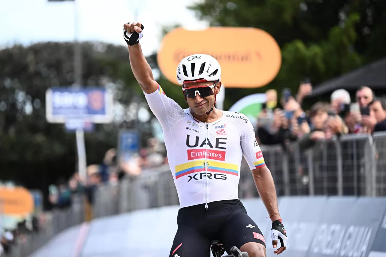 FERMO (Italy), 16/05/2026.- Ecuadorian rider Jhonatan Narvaez of UAE Team Emirates XRG wins the 8th stage of the 109th Giro d'Italia cycling race over 159km from Chieti to Fermo, Italy, 16 May 2026. (Ciclismo, Italia) EFE/EPA/LUCA ZENNARO
