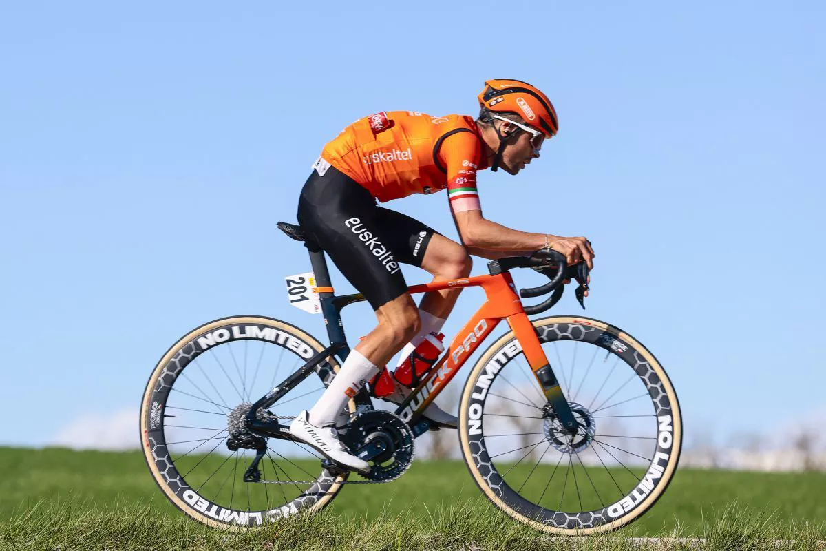 Jon Agirre durante una carrera con el Euskaltel-Euskadi.