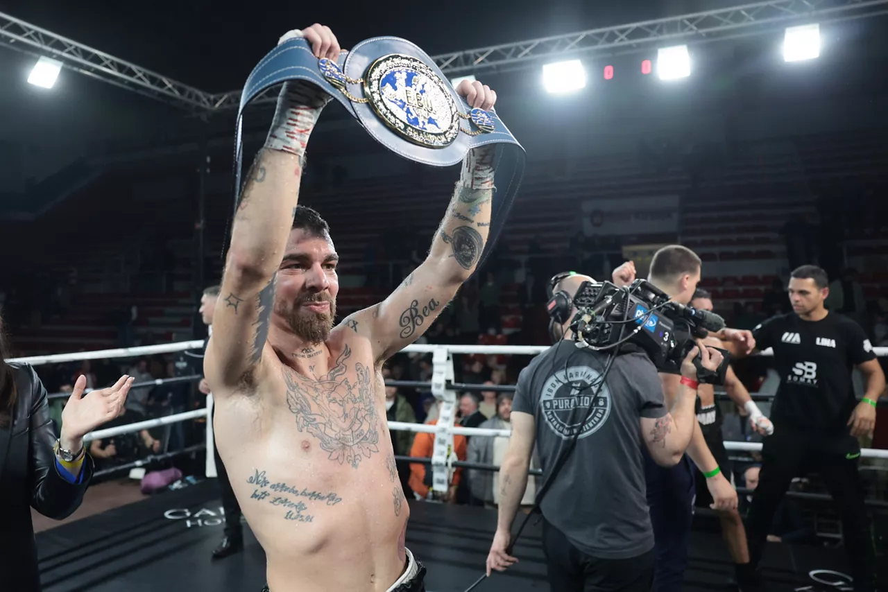 BILBAO, 14/03/2026.- El púgil Jon Fernández celebra su victoria sobre el neerlandés Somay Bilal reteniendo el título de Campeón de Europa del peso superligero este sábado en la velada celebrada en el pabellón de La Casilla, en Bilbao. EFE/ Luis Tejido
