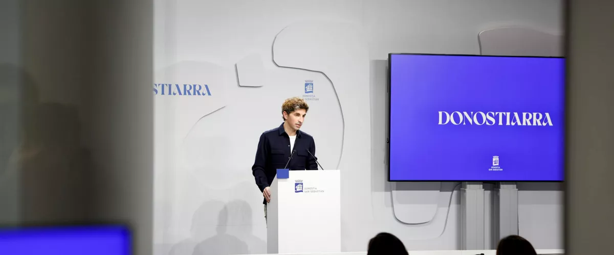 GRAFCAV8130. SAN SEBASTIÁN (ESPAÑA), 30/12/2025.- El alcalde de San Sebastián, Jon Insausti, ofrece una rueda de prensa tras la celebración de la Junta de Gobierno Local y el Pleno Extraordinario de este martes. EFE/Juan Herrero
