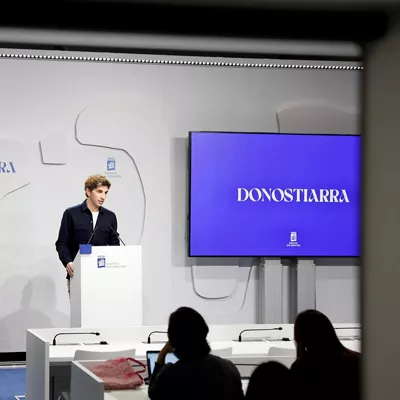 GRAFCAV8130. SAN SEBASTIÁN (ESPAÑA), 30/12/2025.- El alcalde de San Sebastián, Jon Insausti, ofrece una rueda de prensa tras la celebración de la Junta de Gobierno Local y el Pleno Extraordinario de este martes. EFE/Juan Herrero
