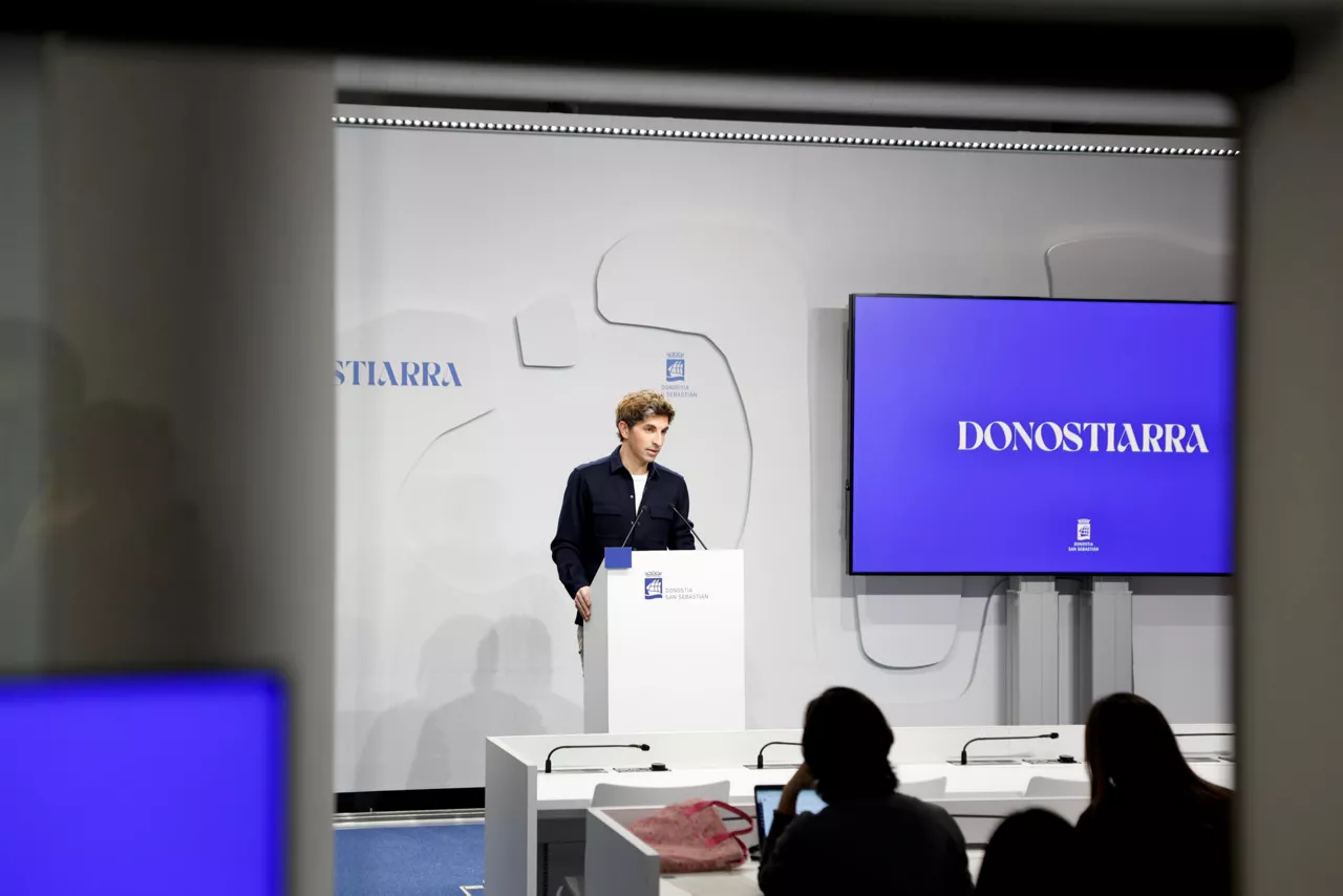 GRAFCAV8130. SAN SEBASTIÁN (ESPAÑA), 30/12/2025.- El alcalde de San Sebastián, Jon Insausti, ofrece una rueda de prensa tras la celebración de la Junta de Gobierno Local y el Pleno Extraordinario de este martes. EFE/Juan Herrero
