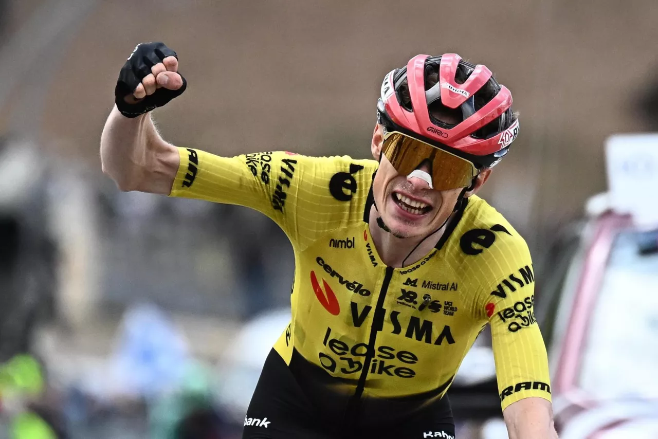 BLOCKHAUS (Italy), 15/05/2026.- Danish rider Jonas Vingegaard of Team Visma | Lease A Bike wins the 7th stage of the 109th Giro d'Italia cycling race over 245 km from Formia to Blockhaus, Italy, 15 May 2026. (Ciclismo, Italia) EFE/EPA/LUCA ZENNARO
