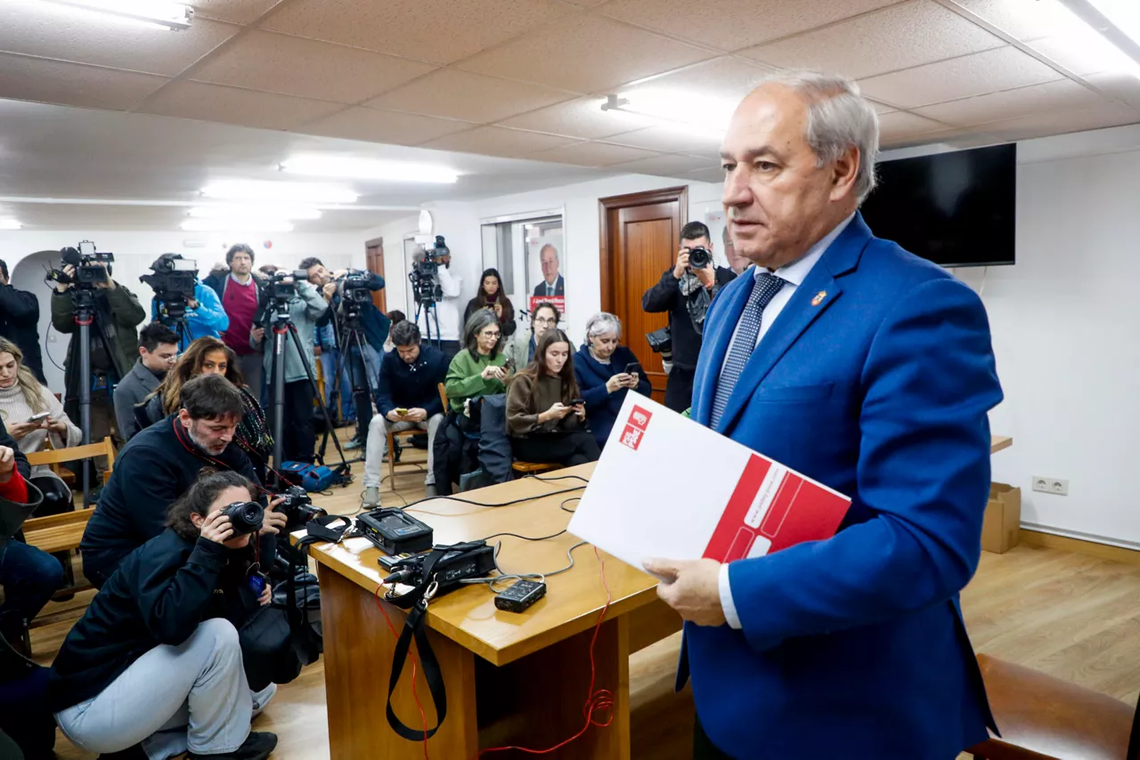 MONFORTE DE LEMOS, 10/12/2025.- El presidente de la Diputación de Lugo, secretario general del PSdeG en esa provincia y alcalde de Monforte de Lemos, José Tomé, ha asegurado este miércoles que “todo lo que ha salido” sobre acusaciones de acoso sexual contra él a través de los canales internos del partido es “falso” y ha anunciado que adoptará "acciones legales". EFE/ Pedro Eliseo Agrelo Trigo
