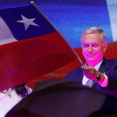 AME8377. SANTIAGO (CHILE), 14/12/2025.- El presidente electo de Chile, el ultraderechista José Antonio Kast, agita una bandera de Chile tras ganar la segunda vuelta de las elecciones presidenciales este domingo, en Santiago (Chile). EFE/ Elvis González
