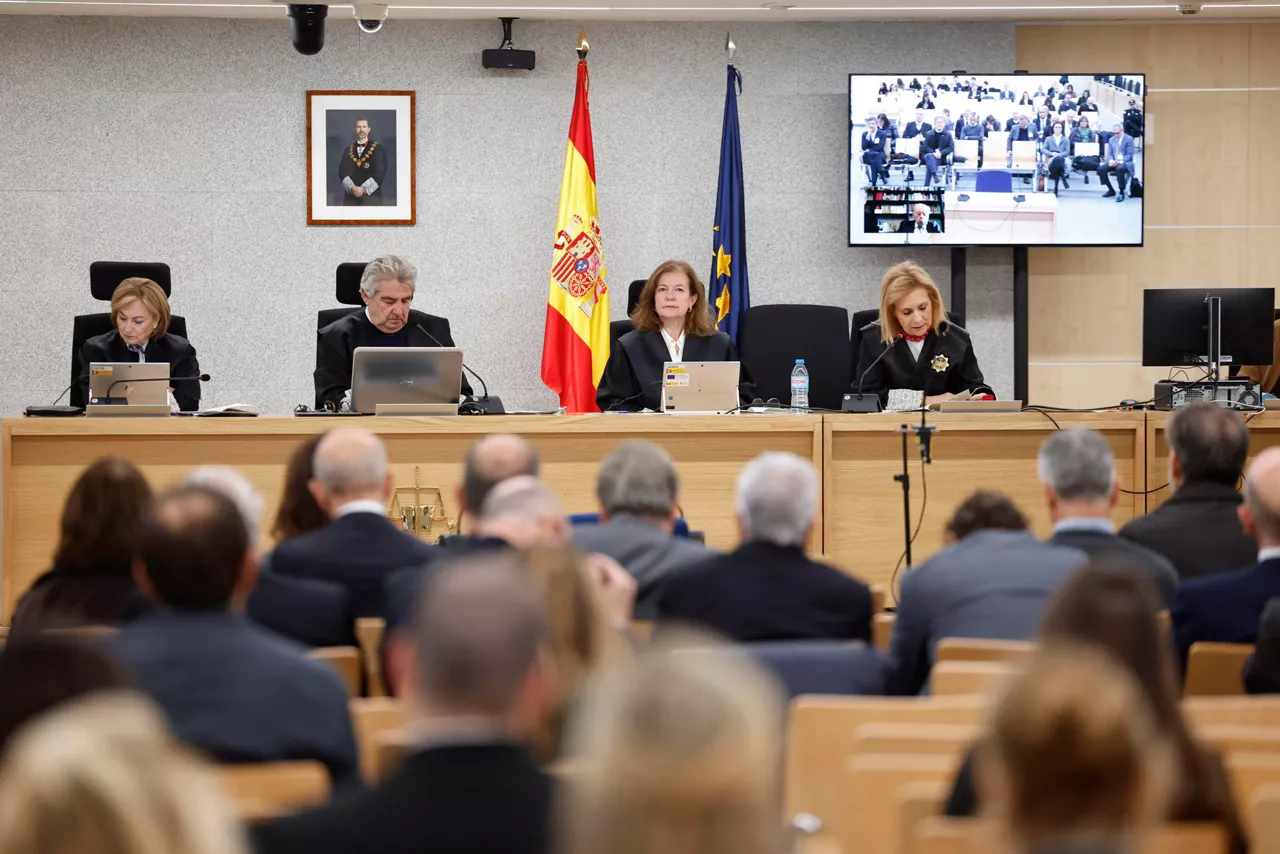 SAN FERNANDO DE HENARES (MADRID) 24/11/2025.- El juez Jose Ricardo de Prada (2i) este lunes en la Audiencia Nacional en San Fernando de Henares, Madrid donde comienza el juicio a los Pujol por presuntos delitos de corrupción en relación con la fortuna familiar, en una sesión en la que se sentarán en el banquillo siete hijos del matrimonio Pujol Ferrusola, con la incógnita de si el tribunal exonera al expresidente catalán por su estado de salud. EFE/Chema Moya / POOL
