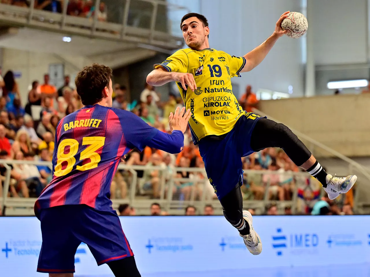 Julen Mujika, jugador del Bidasoa, lanzando a puerta durante la final