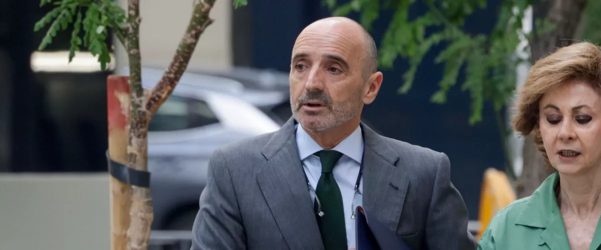 FOTODELDÍA MADRID, 21/07/2026.- El empresario Julio Martínez Martínez, amigo de José Luis Rodríguez Zapatero y uno de los principales investigados en el caso Plus Ultra, acompañado por su abogada María Dolores Márquez del Prado, a su llegada este martes a la Audiencia Nacional para declarar ante el juez después de implicar al expresidente en la ayuda que el Gobierno concedió a la aerolínea en 2021, y confirmar el cobro del 1 % de la misma. EFE/J.J. Guillén
