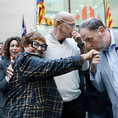 GRAFCAT7416. BARCELONA, 20/10/2026.- El presidente de ERC, Oriol Junqueras, junto a los exconsellers Dolors Bassa (i) y Raül Romeva (c), en la sede del partido en Barcelona tras conocerse que el Tribunal Supremo ha aplicado este martes la amnistía al líder de ERC, Oriol Junqueras, a la exconsellera Dolors Bassa y a los exconsellers Jordi Turull y Raül Romeva, que estaban inhabilitados hasta 2031 el primero, y hasta 2030 los otros tres, de manera que ya pueden presentarse a las elecciones. EFE/Andreu Dalmau
