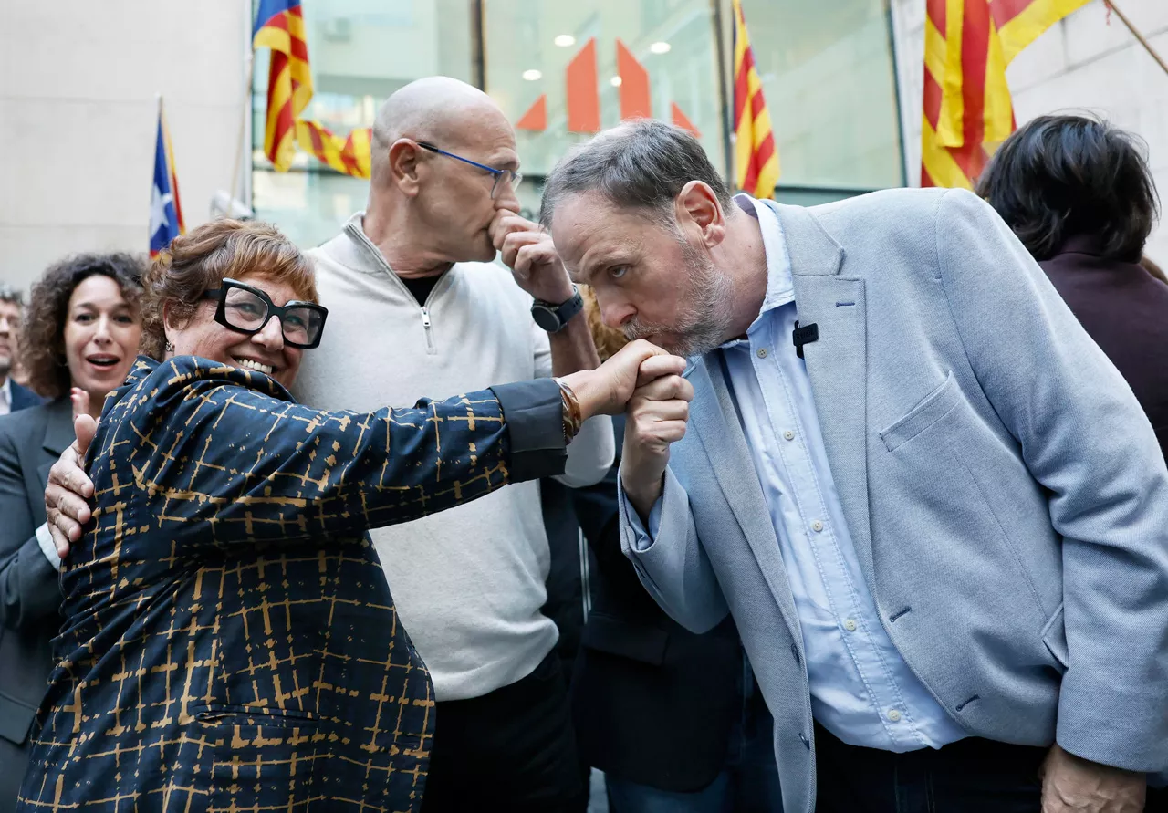 GRAFCAT7416. BARCELONA, 20/10/2026.- El presidente de ERC, Oriol Junqueras, junto a los exconsellers Dolors Bassa (i) y Raül Romeva (c), en la sede del partido en Barcelona tras conocerse que el Tribunal Supremo ha aplicado este martes la amnistía al líder de ERC, Oriol Junqueras, a la exconsellera Dolors Bassa y a los exconsellers Jordi Turull y Raül Romeva, que estaban inhabilitados hasta 2031 el primero, y hasta 2030 los otros tres, de manera que ya pueden presentarse a las elecciones. EFE/Andreu Dalmau
