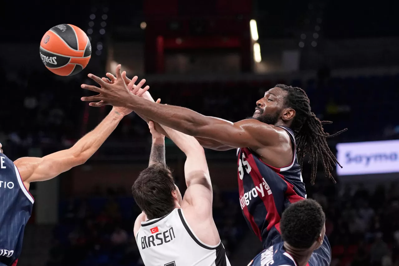 VITORIA, 09/10/2026.- El jugador del Besiktas Metecan Birsen (i) ante Kenneth Faried, del Baskonia, durante un encuentro correspondiente a la Euroliga entre el Baskonia y el Besiktas jugado esta noche en el Fernando Buesa Arena de Vitoria. EFE/ Adrián Ruiz Hierro
