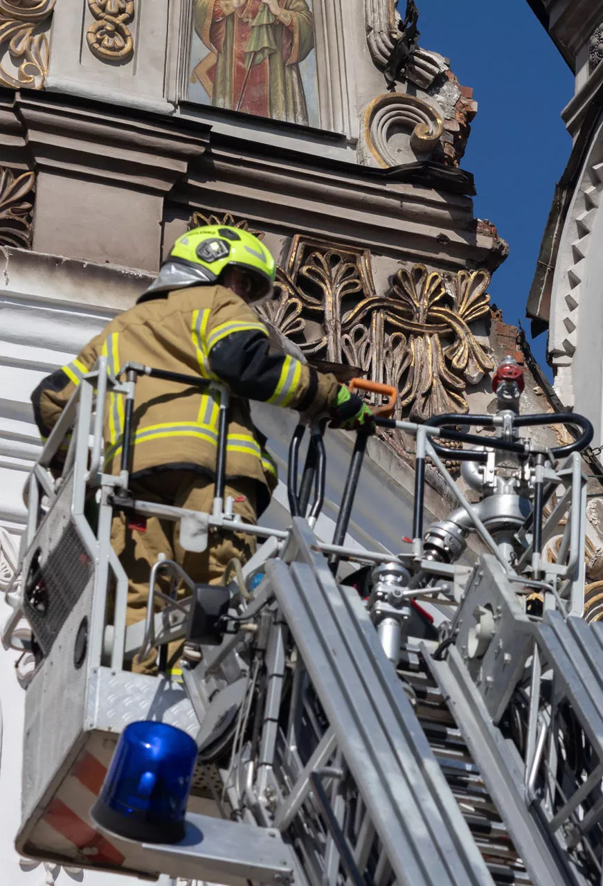 Zelenski eleva a 9 los muertos en ataque ruso que destruyó parte de catedral en Kiev