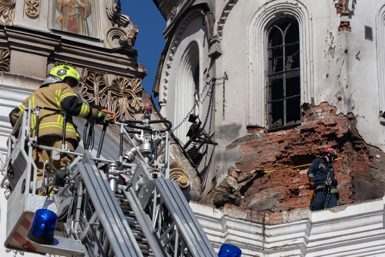 KIEV (UCRANIA), 15/06/2026.- Vista de los daños causados en la catedral de la Dormición del monasterio de las Cuevas de Kiev después de que un ataque ruso causara un incendio en el techo que ha destruido varias de sus cúpulas inferiores. Zelenski ha elevado a 9 los muertos en ataque ruso que destruyó parte de catedral en Kiev y la ciudad de Járkov, en el noreste de Ucrania, como consecuencia del ataque masivo ruso de la pasada noche, en el que resultaron dañadas varias cúpulas de una de las catedrales históricas más importantes de la capital ucraniana. EFE/Oficina presidencial ucraniana/ SOLO USO EDITORIAL/SOLO DISPONIBLE PARA ILUSTRAR LA NOTICIA QUE ACOMPAÑA (CRÉDITO OBLIGATORIO)
