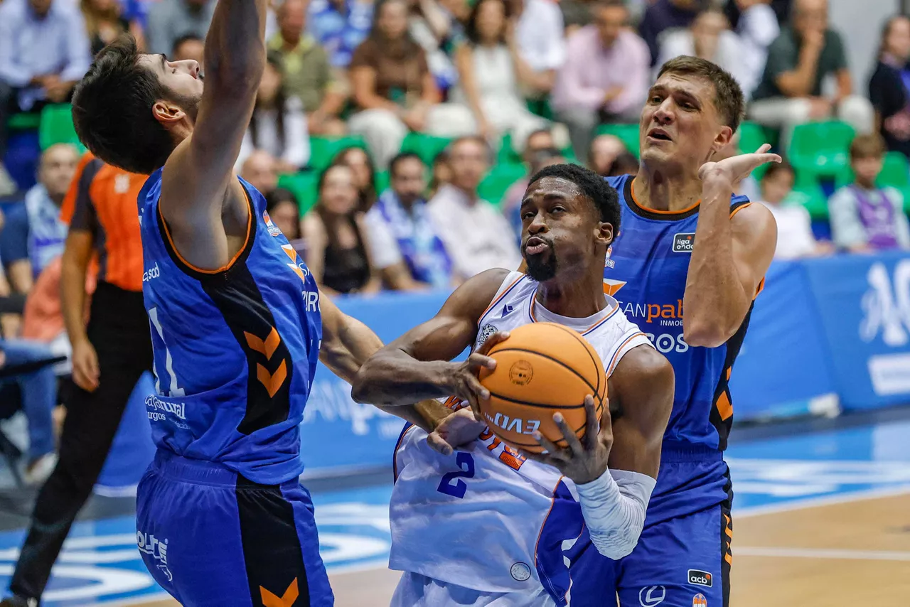 BURGOS (CASTILLA Y LEÓN), 27/09/2026.- Kobi Simmons (c) del Kosner Baskonia junto con Dani Díez (i) y Dusan Radosavljevic (d), del San Pablo Burgos este domingo, durante el partido de la primera jornada de la Liga Endesa entre el San Pablo Burgos y el Kosner Baskonia, en Burgos (Castilla y León). EFE/Santi Otero
