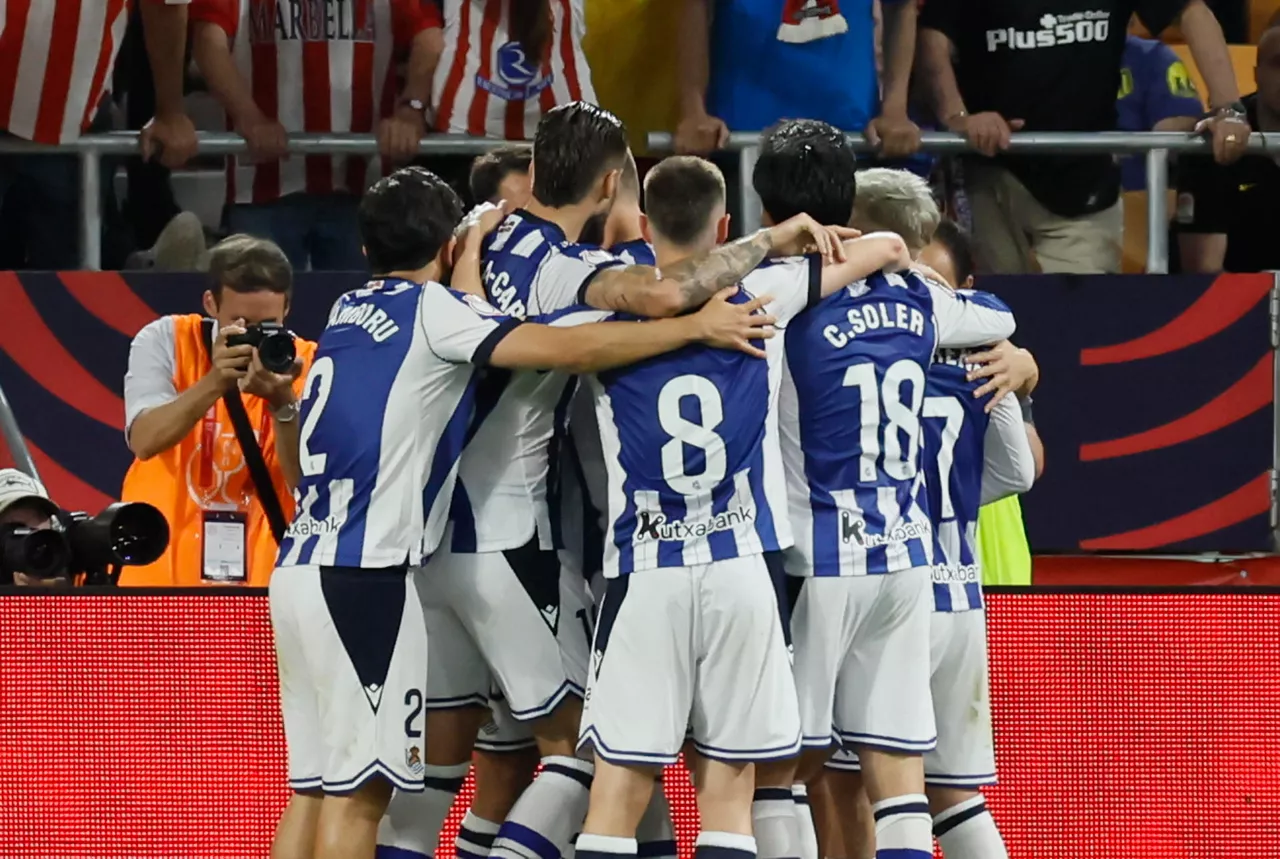 SEVILLA, 17/04/2026.- Los jugadores de la Real Sociedad celebran el segundo gol del equipo donostiarra durante la final de la Copa del Rey que enfrenta a Atlético de Madrid y Real Sociedad este sábado en el estadio de La Cartuja, en Sevilla. EFE/José Manuel Vidal.
