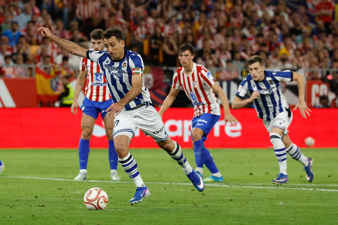 SEVILLA, 17/04/2026.- El delantero de la Real Sociedad Mikel Oyarzabal lanza el penalti para conseguir el segundo gol del equipo donostiarra, durante la final de la Copa del Rey que enfrenta a Atlético de Madrid y Real Sociedad este sábado en el estadio de La Cartuja, en Sevilla. EFE/ Julio Muñoz
