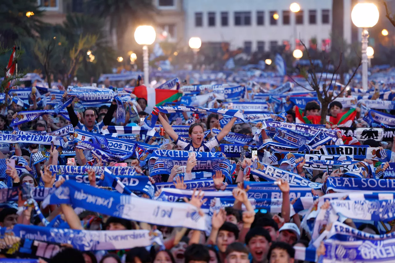 SAN SEBASTIÁN, 18/04/2026.- Aficionados de la Real Sociedad en las calles de San Sebastián durante la final de la Copa del Rey que su equipo disputa ante el Atlético de Madrid. EFE/ Javier Etxezarreta
