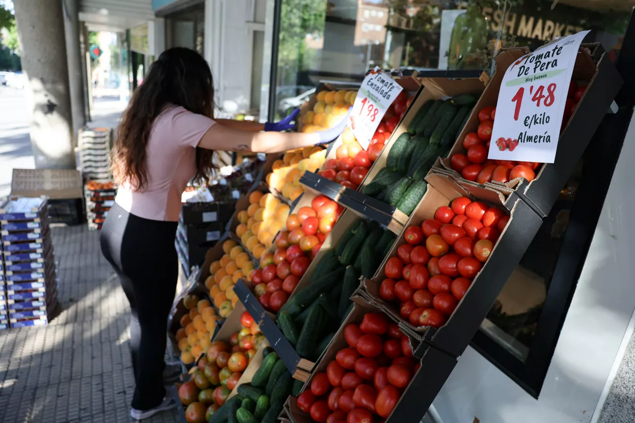 TOLEDO, 12/06/2026.- Precios de las frutas en un establecimiento este jueves en Toledo. El Instituto Nacional de Estadística (INE) ha confirmado que el índice de precios de consumo (IPC) de mayo se mantuvo en el 3,2 % interanual, mientras que ha revisado una décima al alza la inflación subyacente (sin energía ni alimentos frescos), hasta el 3 %, dos décimas más que en abril. EFE/ Ismael Herrero
