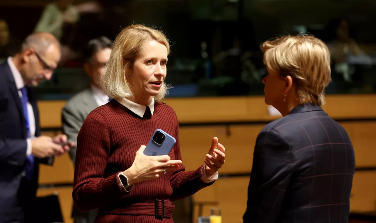 Luxembourg (Luxembourg), 12/10/2026.- High Representative of the European Union for Foreign Affairs and Security Policy Kaja Kallas (L) and Latvian Foreign Minister Baiba Braze (R) attend the EU Foreign Affairs Council meeting in Luxembourg, 12 October 2026. The meeting focuses on Russia's war against Ukraine and its escalating hybrid campaign targeting EU member states, as well as the situation in the Middle East, particularly developments in Iran and freedom of navigation. (Luxemburgo, Rusia, Ucrania, Luxemburgo) EFE/EPA/OLIVIER HOSLET
