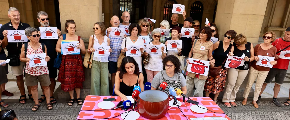 SAN SEBASTIÁN (ESPAÑA), 14/08/2026.- La organización Kaleko Afari Solidarioak (KAS) ha dado una rueda de prensa este viernes en San Sebastián, donde rechazan la prohibición por parte del ayuntamiento donostiarra, de las cenas solidarias en la calle. El texto expone los argumentos del colectivo ante la falta de alternativas integrales para las personas sin hogar que asistian diariamente a sus repartos.EFE/Javi Colmenero
