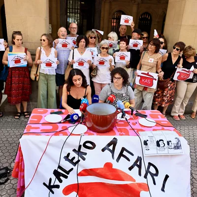 SAN SEBASTIÁN (ESPAÑA), 14/08/2026.- La organización Kaleko Afari Solidarioak (KAS) ha dado una rueda de prensa este viernes en San Sebastián, donde rechazan la prohibición por parte del ayuntamiento donostiarra, de las cenas solidarias en la calle. El texto expone los argumentos del colectivo ante la falta de alternativas integrales para las personas sin hogar que asistian diariamente a sus repartos.EFE/Javi Colmenero
