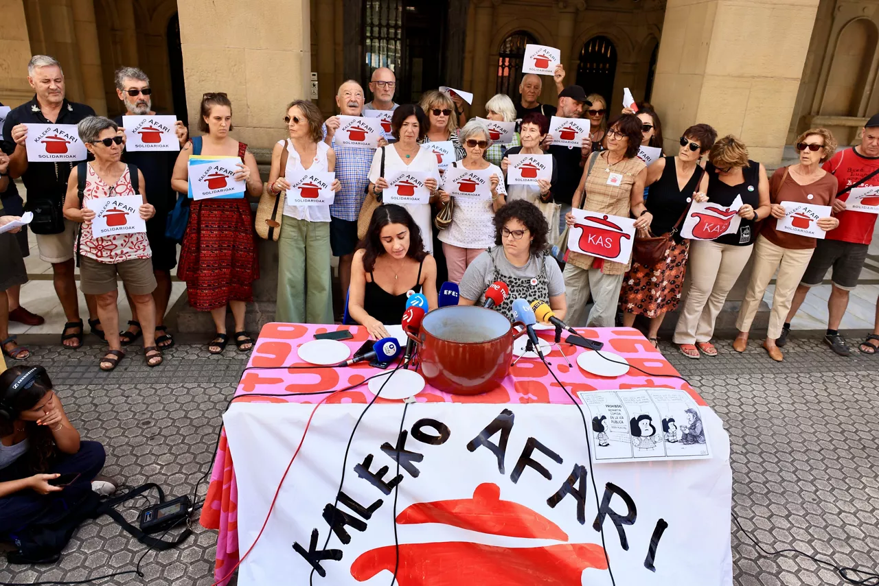SAN SEBASTIÁN (ESPAÑA), 14/08/2026.- La organización Kaleko Afari Solidarioak (KAS) ha dado una rueda de prensa este viernes en San Sebastián, donde rechazan la prohibición por parte del ayuntamiento donostiarra, de las cenas solidarias en la calle. El texto expone los argumentos del colectivo ante la falta de alternativas integrales para las personas sin hogar que asistian diariamente a sus repartos.EFE/Javi Colmenero

