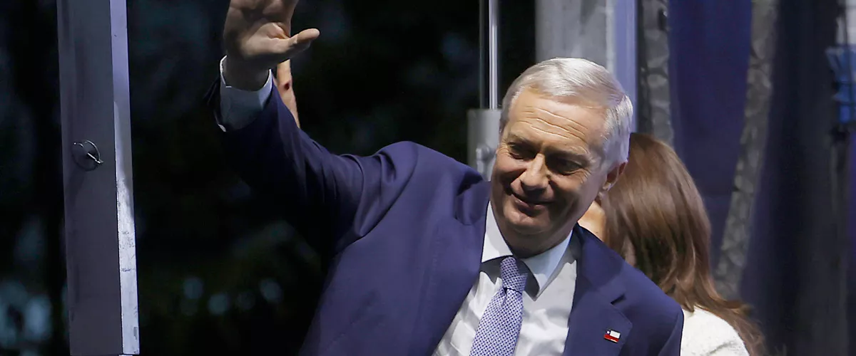 AME8396. SANTIAGO (CHILE), 14/12/2025.- El presidente electo de Chile, el ultraderechista José Antonio Kast, saluda este domingo, en Santiago (Chile). EFE/ Elvis González
