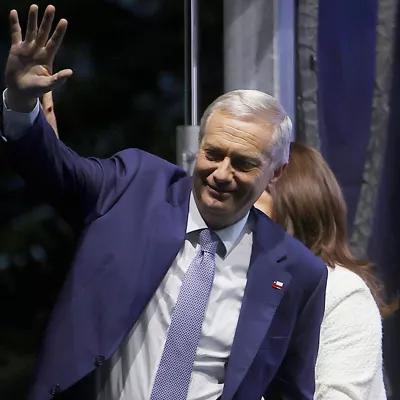 AME8396. SANTIAGO (CHILE), 14/12/2025.- El presidente electo de Chile, el ultraderechista José Antonio Kast, saluda este domingo, en Santiago (Chile). EFE/ Elvis González
