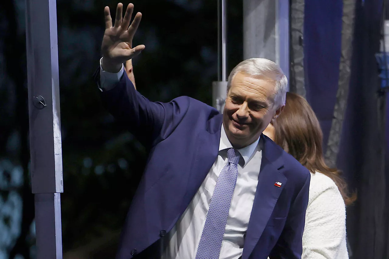 AME8396. SANTIAGO (CHILE), 14/12/2025.- El presidente electo de Chile, el ultraderechista José Antonio Kast, saluda este domingo, en Santiago (Chile). EFE/ Elvis González
