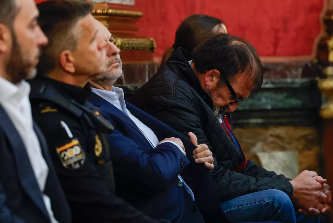 MADRID, 07/03/2026.- El exministro José Luis Ábalos (c) y su exasesor Koldo García (d) en el banquillo de los acusados este martes en el primer día del juicio contra ellos y el empresario Víctor de Aldama (i) en el Tribunal Supremo por el caso de las mascarillas, una presunta trama de corrupción para lucrarse con material sanitario durante la pandemia. EFE/J.J. Guillén POOL
