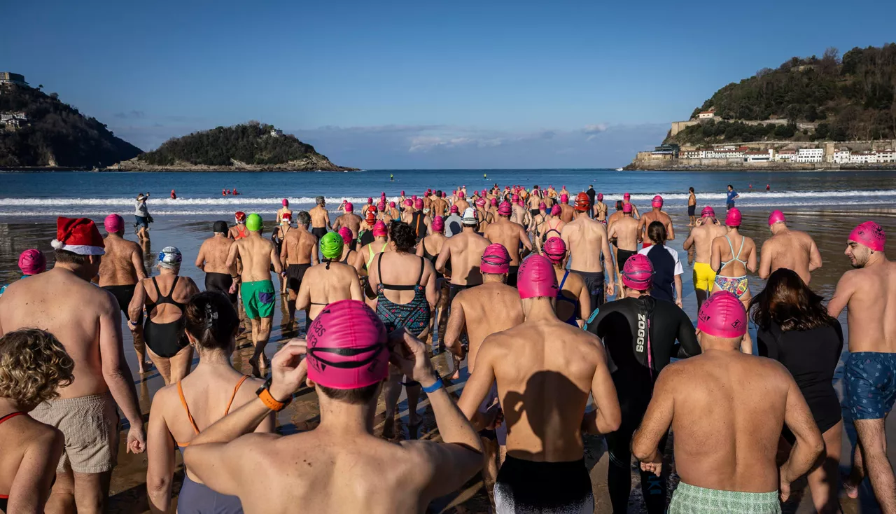 SAN SEBASTIÁN, 25/12/2025.- Nadadores participan en el XVII Kontxapuzon Navideño, una actividad solidaria, recreativa y deportiva que consiste en “un chapuzón” de unos 300 metros en las aguas de la Bahía Donostiarra. La recaudación de este año será donada a Katxalin, una asociación de apoyo a las mujeres que sufren cáncer de mama y/o cualquier tipo de proceso tumoral ginecológico: cáncer de cuello uterino, de endometrio, de ovario o de vulva. EFE/Javier Etxezarreta
